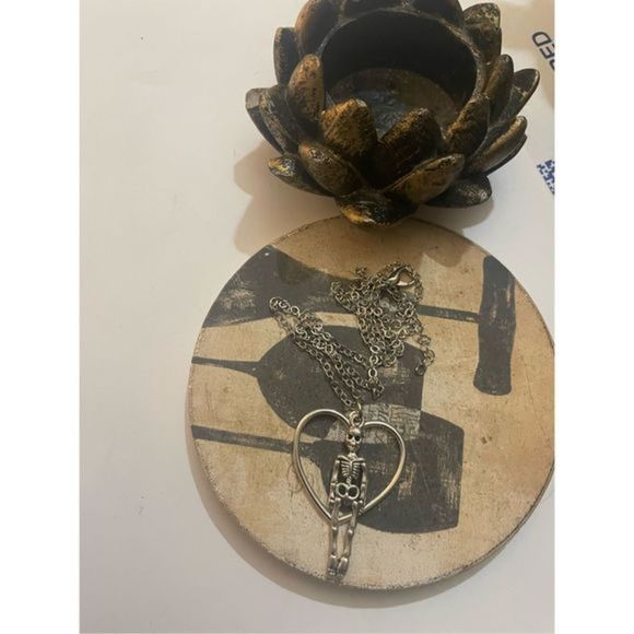 Adorable goth skeleton HEART NECKLACE - Picture 6 of 8